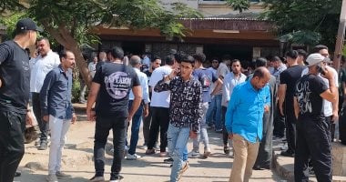 تجمع أسر ضحايا ومصابي انهيار المصنع بمستشفى المحلة العام.. بث مباشر