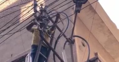 فصل كابلات الكهرباء عن مصنع المحلة المنهار خشية تجدد اشتعال النيران.. فيديو