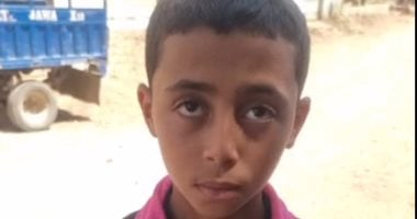 طفل بسوهاج يناشد الأهالى بالشراء من محل والده لسداد ديونه.. فيديو