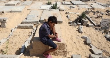 نعيش مع الأموات.. عائلات فلسطينية بغزة تنصب خيامها بالمقابر هربا من القصف