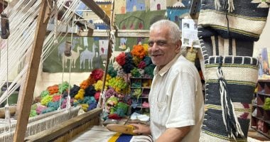 فنان نسج حياته بين الصوف والألوان.. عم جابر 50 عاما من الغزل على النول ولا يزال يبدع.. ويكشف: صناعة السجاد مهنة صعبة وارثها أبا عن جد.. وهفضل أشتغل لحد آخر يوم فى عمرى.. ويؤكد: الشغل اليدوي مايعلاش عليه.. صور