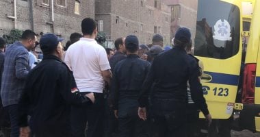 لحظة انتشال جثمان أحد ضحايا حادث انهيار مصنع بالمحلة.. فيديو