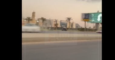 فيديو يحبس الأنفاس.. مطاردة بين شرطى مرور وتوك توك "عكسى" على طريق الواحات