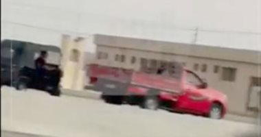فيديو يحبس الأنفاس.. مطاردة بين شرطى مرور وتوك توك "عكسى" على طريق الواحات
