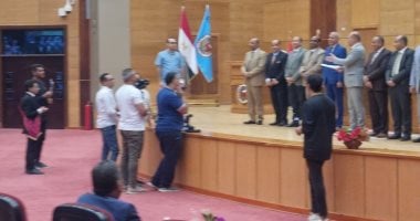 رئيس جامعة سوهاج يكرم 211 معيدا تعيين جديد .. فيديو