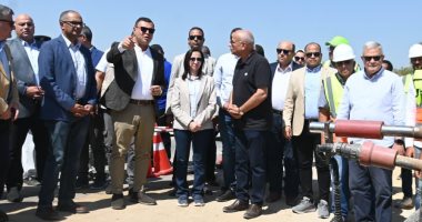 وزير الإسكان ومحافظ البحيرة يتفقدان مشروع ازدواج خط مياه وادي النطرون