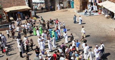 الترحيب بالأفواج السياحية بساحة مرسى معابد فيلة بأسوان احتفالا باليوم العالمى للسياحة