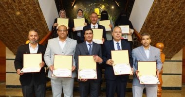 محافظ كفر الشيخ يكرم المتميزين بإدارة الإيرادات لتميزهم فى أداء عملهم.. صور