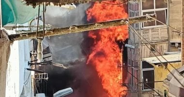 اندلاع حريق بعقار خشبي قديم بمنطقة الحميدي في بورسعيد