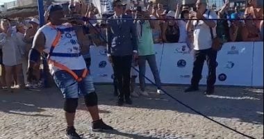 شاهد أشرف كابونجا يسحب سفينة بوزن 700 طن فى الغردقة.. فيديو