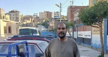 محافظ أسوان يقدم واجب العزاء لأسرة السائق حمادة محمد شهيد العمل