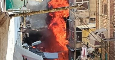 تفاصيل مصرع فتاة وإصابة شخصين في حريق عقار خشبي ببورسعيد.. فيديو
