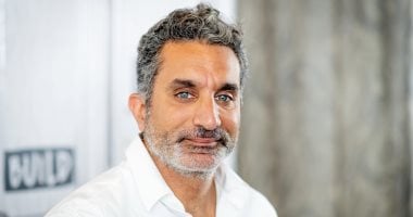 من السياسة للفن.. مواقف طريفة جمعت باسم يوسف بنجوم الفن
