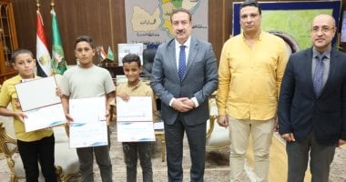 محافظ المنوفية يكرم 3 طلاب عثروا على مبلغ مالى وسلموه للشرطة.. فيديو