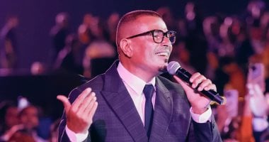الهضبة عمرو دياب يتألق فى حفل خاص بالأهرامات.. صورة