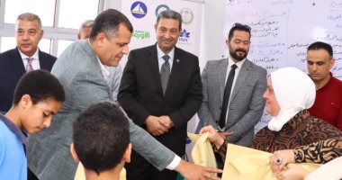 محافظ دمياط يشهد توزيع 950 شنطة مدرسية للطلاب الأولى بالرعاية
