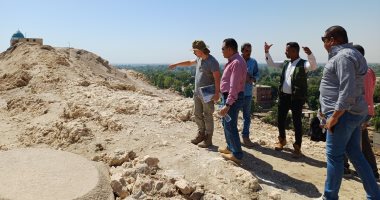 قيادات آثار الأقصر يتابعون العمل في منطقة الجبلين الأثرية بمدينة إسنا