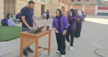 انطلاق تجربة تسجيل الغياب الإلكترونى بالمنوفية فى 10 مدارس بإدارة شبين الكوم التعليمية.. اليوم السابع يجرى معايشة داخل مدرسة أثناء مرور الطلاب على الجهاز بالباركود.. ووكيل الوزارة: التجربة أثبت نجاحها.. فيديو