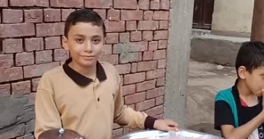 بيصرف على نفسه ويساعد أسرته.. تلميذ يبيع الكشرى بـ2 جنيه فى بنى سويف "فيديو"