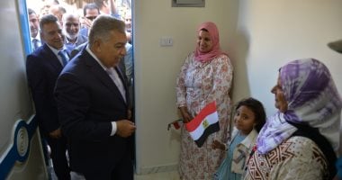 محافظ الدقهلية يفتتح تطوير 31 منزلا ويسلم 31 مشروع رأس ماشية فى بلقاس