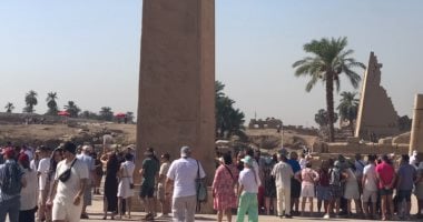 معابد الأقصر تشهد أجواء سياحية كبيرة مع تحسن الطقس يومياً.. صور
