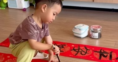 طفل صينى فى الثالثة يذهل العالم بمهاراته المبهرة فى فن الخط