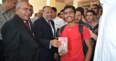 نائب رئيس جامعة الأزهر يوزع هدايا على الطلاب بميدان الكليات الشرعية فى أسيوط