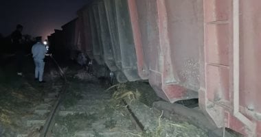 الصور الأولى لحادث خروج عربات قطار بضائع بنى سويف