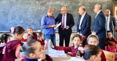 وزير التعليم بين طلاب تونا الجبل بالمنيا.. والأهالي: شكرا للاستجابة السريعة