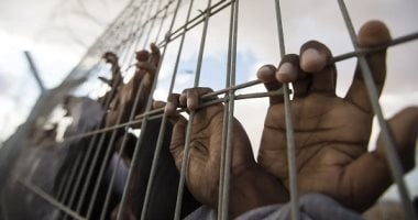 مركز حقوقى إسرائيلي يفضح انتهاكات الاحتلال مع الأسرى.. تدنى الزنازين ومنع المعتقلين من النظافة الشخصية.. رفض التماسات المعتقلين.. وحقوقى: بيانات الإدانة لا تجدي والمطلوب تفعيل الآليات الدولية