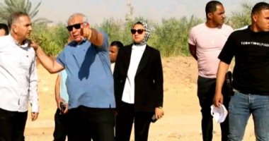 محافظ الوادي الجديد يتفقد أعمال تثبيت كثبان الرمال المتحركة على طريق الخارجة أسيوط