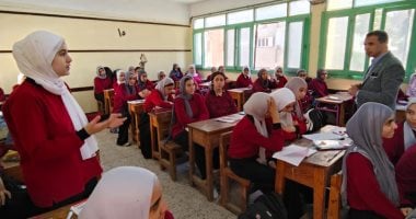 وكيل تعليم كفر الشيخ يتفقد مدارس دسوق ويناقش الطالبات في نظام البكالوريا