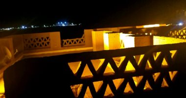 قرية حسن فتحى بالوادى الجديد.. تحفة معمارية فريدة من نوعها تتزين لاستقبال العيد القومى 66 للمحافظة.. تركيب منظومة الإضاءة الليلية لإقامة احتفالات مركز باريس.. القرية عمرها 57 سنة ومبنية من الطوب اللبن