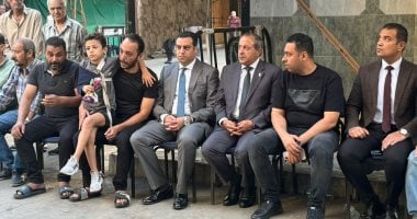 محافظ بورسعيد يقدم واجب العزاء لأسرة ضحية حريق شارع الحميدي بحي العرب.. فيديو وصور