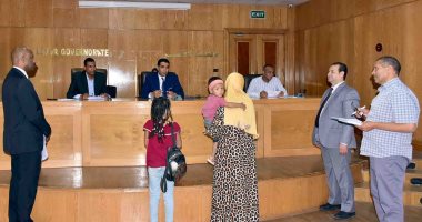 نائب محافظ الأقصر يناقش شكاوى المواطنين ويتلقى 39 طلبا بلقاء اليوم المفتوح