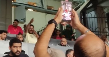 أفشة بجوار محمد عواد فى مدرجات استاد القاهرة لمتابعة القمة