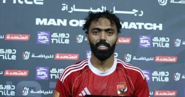 شاهد احتفال حسين الشحات بجائزة أفضل لاعب في مباراة الأهلي والزمالك.. فيديو
