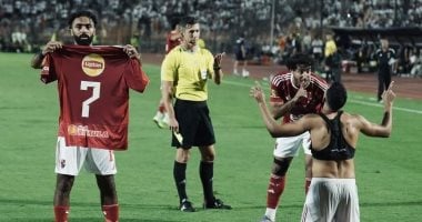 لقطة المباراة.. حسين الشحات يحتفل بقميص تريزيجيه بعد هدف الفوز على الزمالك