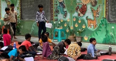 مدرسة مجانية تحت جسر فى نيودلهى تمنح التعليم للأطفال المحرومين.. صور