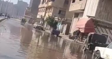 كسر ماسورة صرف صحى يتسبب في غرق شارع المطحن بمسطرد.. صور