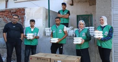 نبيل الكاتب عضو التحالف الوطنى توزع وجبات على الأسر الأكثر استحقاقا بالبحيرة