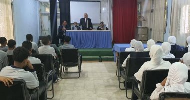 وكيل تعليم الأقصر يعقد لقائين مع طلاب الثانوية العامة بالطود والقرنة حول نظام البكالوريا.. صور