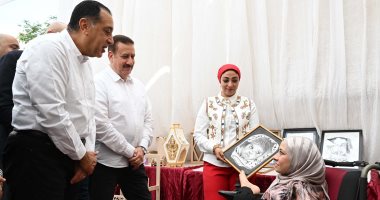 فتاة ترسم بقدميها: "رئيس الوزراء والرئيس السيسى أكبر داعمين لذوى الهمم"