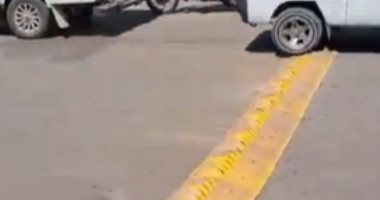 تركيب مطبات شوكية لمنع السير عكس الاتجاه بشوارع بنها