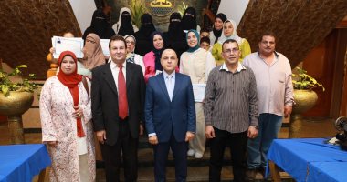 محافظ كفر الشيخ يسلم 11 ماكينة خياطة للمتدربات بمديرية العمل مجانا