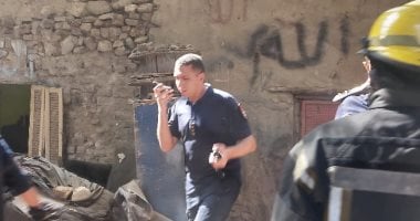 انهيار جزئى لمنزل من طابقين فى الساحل دون إصابات.. صور