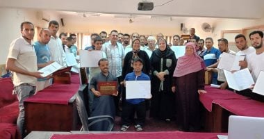 مديرية العمل بسوهاج تسلم 35 عقد عمل ضمن مبادرة "دمج ذوى الهمم"