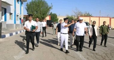 محافظ الوادى الجديد يتابع أعمال إنشاء مبنى استراحات ومخازن بمرور الخارجة