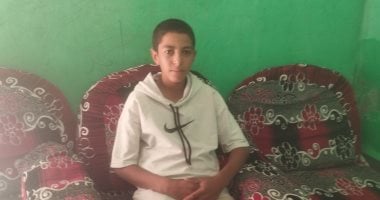 حكاية طفل يبيع غزل البنات أعطى شابا من ذوى الهمم أكياس مجانا.. فيديو