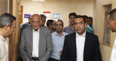 نائب محافظ قنا يطمئن على مصابى حادث الطريق الصحراوى